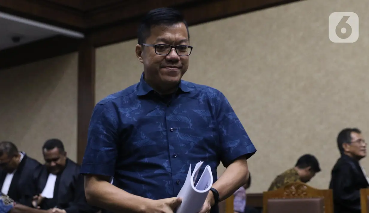 Komisaris PT Manbers Jaya Mandiri, David Manibui usai menjalani sidang dakwaan di Pengadilan Tipikor Jakarta, Rabu (20/11/2019). David Manibui didakwa terlibat dalam kasus dugaan suap pekerjaan peningkatan jalan Kemiri-Depapre TA 2015. (Liputan6.com/Helmi Fithriansyah)