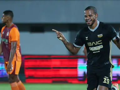Pemain Dewa United, Alex Martins, melakukan selebrasi setelah mencetak gol ke gawang Borneo FC dalam pekan ke-22 BRI Super League 2025/2026 di Stadion Indomilk Arena, Tangerang, pada Minggu (22/2/2026). (Bola.com/M Iqbal Ichsan)