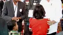 Presiden Jokowi berdialog dengan anak-anak di pengungsian Rahkhine State, Kamp Jamtoli, Bangladesh, Minggu (28/1). Jokowi menyatakan pemerintah dan masyarakat Indonesia siap untuk terus membantu para pengungsi. (Liputan6.com/Pool/Rusman Biro Pers Setpres)