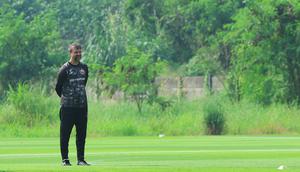 Mauricio Souza memimpin sesi latihan Persija Jakarta di Persija Training Ground, Sawangan, Depok, Jawa Barat, Kamis (5/7/2026). (Bola.com/Muhammad Iqbal Ichsan)