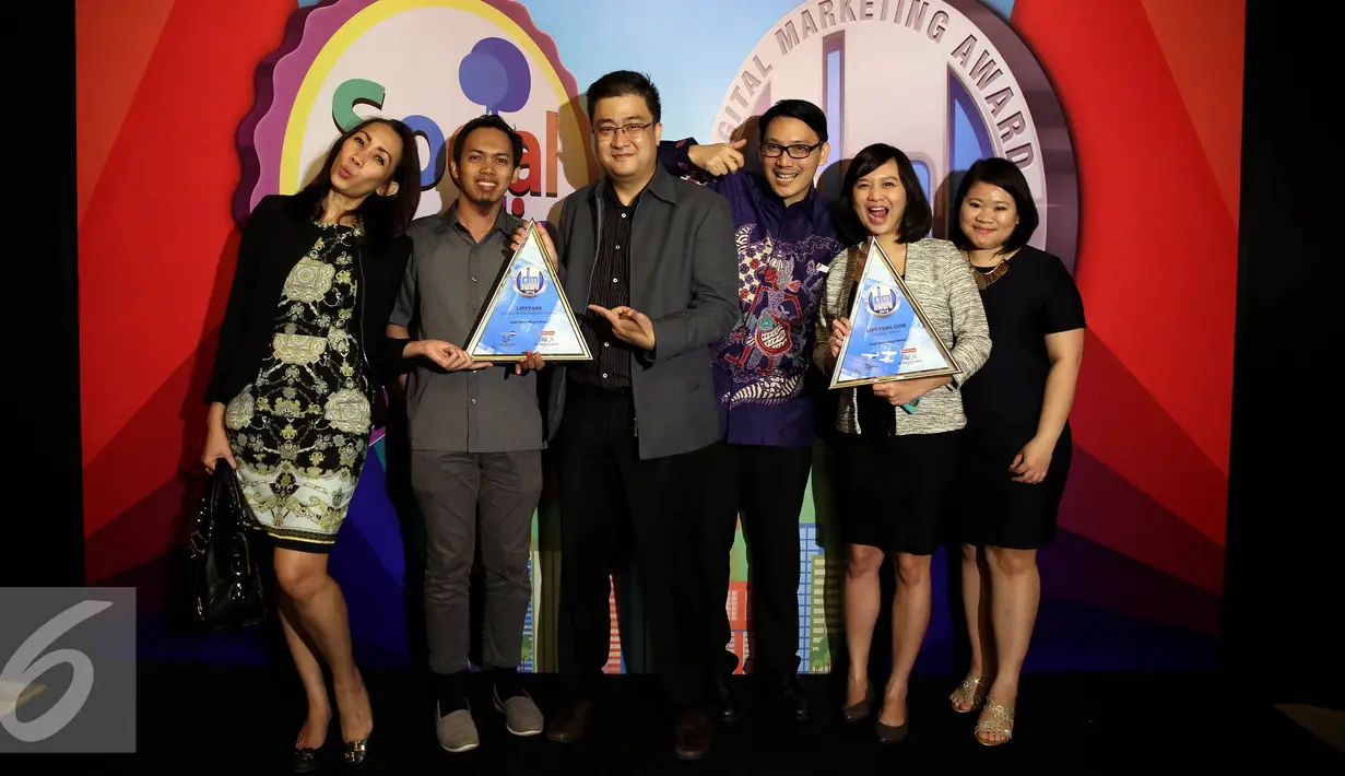 Tim Liputan6.com berpose bersama usai meraih pengharaan Digital Marketing Award 2016 sebagai The Best Digital Product Kategori “News & Magazine App” dan The Best Website dengan kategori “Situs Berita” di Jakarta, Kamis (19/10). (Liputan6.com/Johan Tallo)