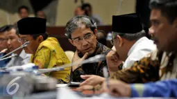 Plt Ketua KPU Hadar Nafis Gumay (tengah) saat mengikuti RDP dengan Komisi II DPR, Jakarta, Jumat (15/7). Rapat membahas Pilkada 2015 yang belum terlaksana di 3 daerah (Liputan6.com/Johan Tallo)