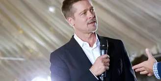 Brad Pitt memang sudah menang soal tuduhan terhadap kekerasan anak, namun saat ini ia masih terus berusaha untuk move on dari Angelina Jolie. Mencari wanita lain untuk dicintai, sama sekali belum muncul di benaknya. (AFP/Bintang.com)