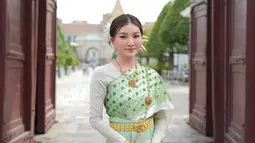 Melalui berbagai foto yang dibagikan, Sarwendah tampak memancarkan pesonanya selama berlibur di Negeri Gajah Putih. Penampilannya yang totalitas dengan pakaian tradisional dan aksesori menambah kesan elegan sekaligus menunjukkan apresiasinya terhadap budaya lokal. (Liputan6.com/IG/@sarwendah29)