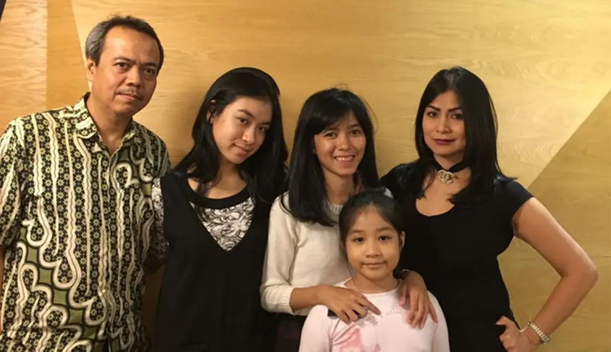 Awal kisah pemeran sinetron Linggasuri dengan Prianggoro terjadi sekitar tahun 1991. Kenalan berlangsung dalam acara balapan mobil di sebuah tempat di Jakarta. (dok. Pribadi)