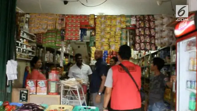 Seorang pengungsi asal Afghanistan ditangkap petugas Imigrasi Bogor karena kepergok tengah bekerja di sebuah toko di Pasar Cisarua Bogor