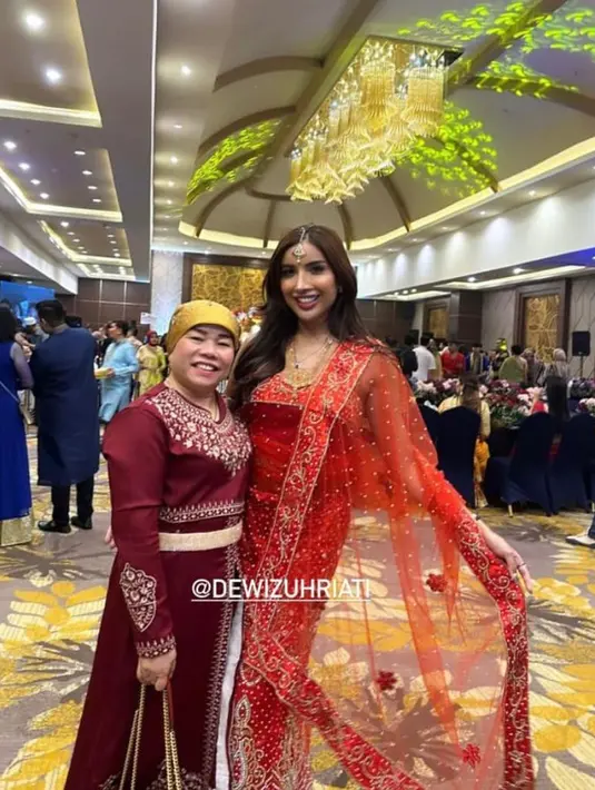 Lalu ada juga selebgram Millen Cyrus yang mengenakan baju Saree India berwarna merah keemasan. [@millencyrus]