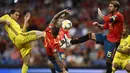 Striker Swedia, Marcus Berg, berebut bola dengan bek Spanyol, Sergio Ramos, pada laga Kualifikasi Piala Eropa 2020 di Stadion Santiago Bernabeu, Madrid, Senin (10/6). Spanyol menang 3-0 atas Swedia. (AFP/Oscar Del Pozo)