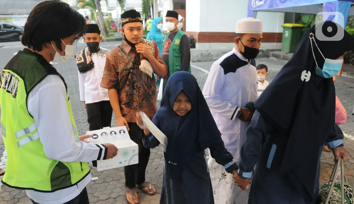 <p> Umat Muslim usai melakukan Sholat Idul Fitri di halaman Masjid Agung Ibnu Batutah pada kompleks peribadatan Puja mandala di kawasan Nusa Dua, Bali, Senin (2/5/20222). Perayaan Idulfitri 1443 H berjalan dengan khidmat dan menerapkan protokol kesehatan. (merdeka.com/Arie Basuki)</p>