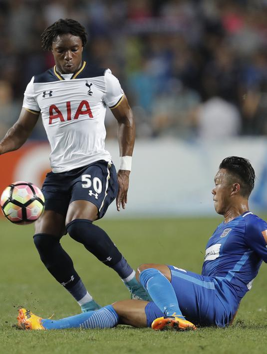 Pemain Tottenham Hotspur, Kazaiah Sterling (kiri) saat berduel dengan pemain Kitchee Sports Club,  Tong Kin Man pada laga persahabatan di Hong Kong, (26/5/2017). Tottenham menang 4-1. (AP/Kin Cheung)