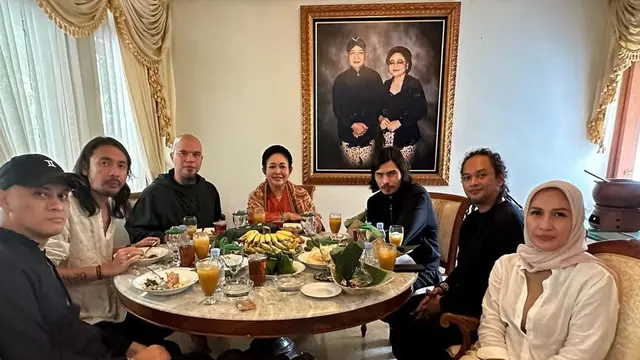 6 Potret Dewa 19 Ziarah ke Makam Presiden RI Kedua, Disambut Titiek Soeharto