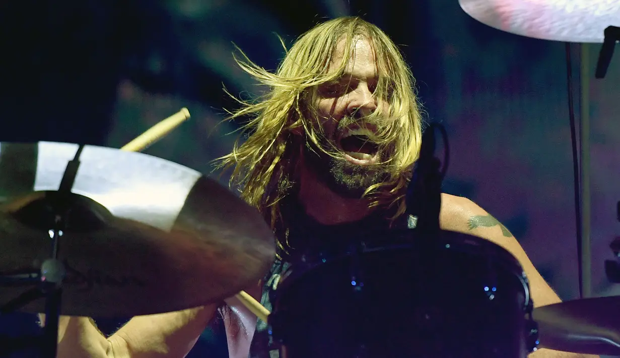 Drummer Foo Fighters Taylor Hawkins tampil pada festival musik Intersect di Las Vegas Festival Grounds, Las Vegas, Nevada, Amerika Serikat, 7 Desember 2019. Foo Fighters tidak merinci penyebab meninggalnya Taylor Hawkins. (ETHAN MILLER/GETTY IMAGES NORTH AMERICA/AFP)