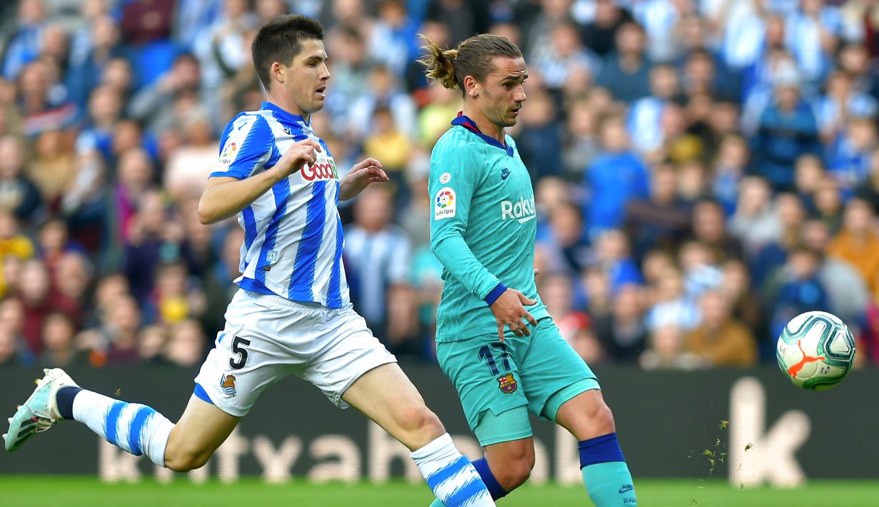 Striker Barcelona, Antoine Griezmann. berusaha mengontrol bola saat melawan Real Sociedad pada laga La Liga di Stadion Anoeta, San Sebastian, Sabtu (14/12). Kedua klub bermain imbang 2-2. (AFP/Ander Gillenea)