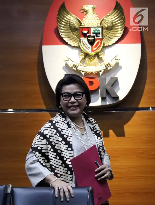 Wakil Ketua KPK, Basaria Panjaitan bersiap memberi keterangan hasil Operasi Tangkap Tangan (OTT) terkait pengisian jabatan perangkat daerah di Pemkab Kudus, Gedung KPK Jakarta, Sabtu (27/7/2019). KPK menetapkan tiga tersangka, termasuk Bupati Kudus, M Tamzil. (Liputan6.com/Helmi Fithriansyah)
