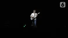 Vokalis grup musik Weezer, Rivers Cuomo saat tampil di atas panggung Soundrenaline di Allianz Ecopark, Ancol, Jakarta Utara, Sabtu (26/11/2022). Weezer tampil memeriahkan Soundrenaline 2022 dengan membawakan lagu  Beverly Hills, dan Anak Sekolah milik Chrisye. (Liputan6.com/Herman Zakharia)