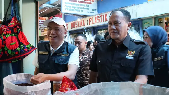 KPPU gelar inspeksi mendadak (sidak) di pasar tradisional Cihapit dan Griya Pahlawan, Bandung, Jawa Barat. (Foto: KPPU)