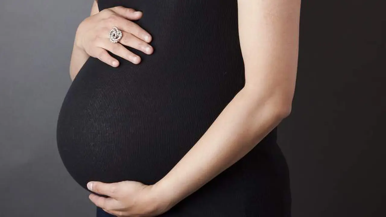 'Pria' Ini Lahirkan Anak Kembar