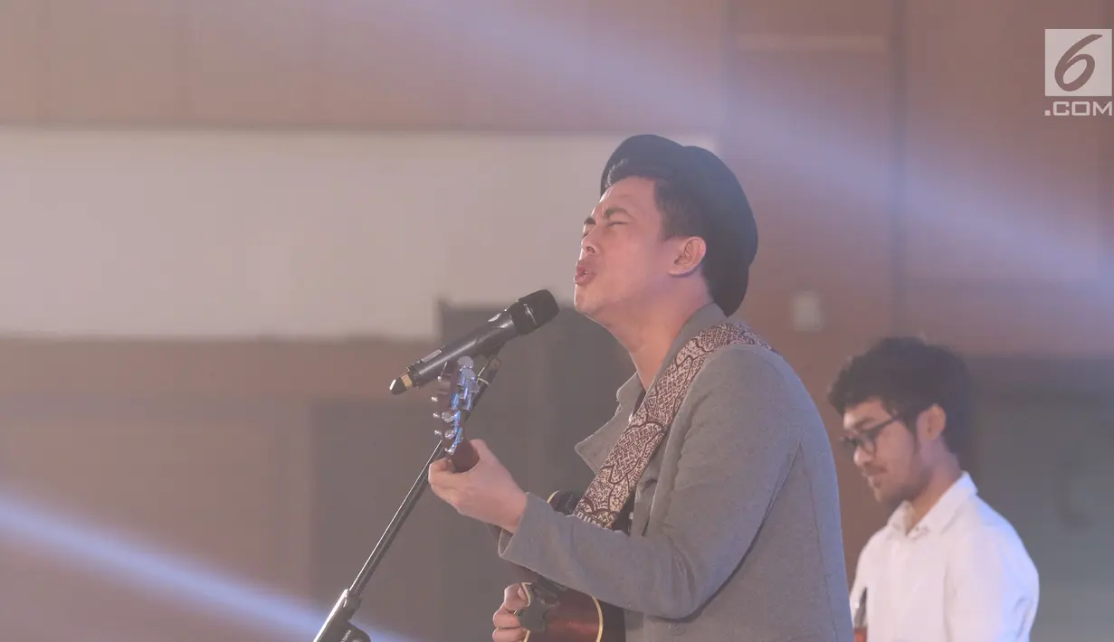 Musisi Budi Doremi saat bernyanyi pada gelaran EGTC 2018 Bandung di Graha Sanusi Hardjadinata, Universitas Padjajdaran, Bandung, Rabu (5/12). Budi Doremi membawakan lagu-lagu diantaranya, Tolong, Friendzone, Doremi. (Liputan6.com/Helmi Fithriansyah)
