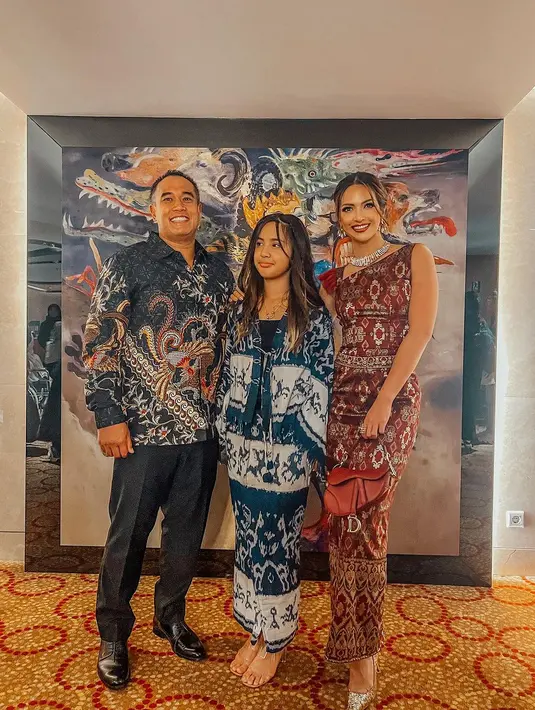 Dalam kesempatan itu, ia tampil Anggun dalam balutan gaun yang memadukan unsur tradisional dan modern rancangan Berkat Kebaya by Devina Shanti. [instagram/ramadhaniabakrie]