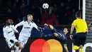 Striker PSG, Edinson Cavani, saat mencetak gol dengan tendangan salto ke gawang Ludogorets dalam laga Grup Liga Champions di Stadion Parc des Princes, Paris, (6/12/2016).  (AFP/Franck Fife)