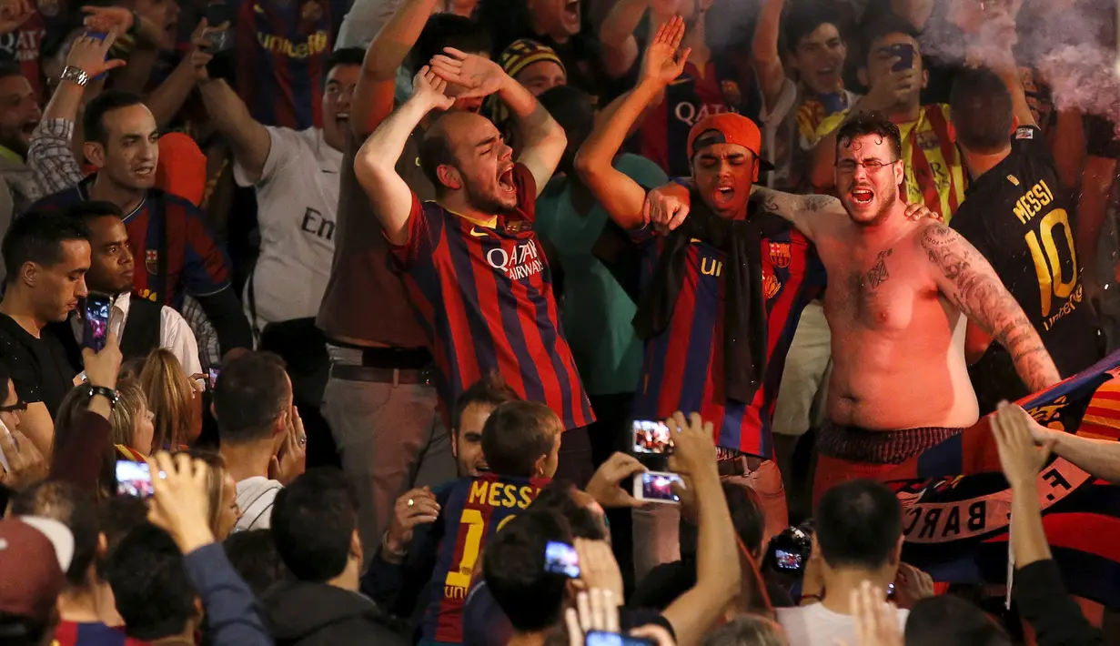 Terlihat tiga orang pendukung Barcelona bergembira saat merayakan keberhasilan Barcelona menjuarai La Liga Spanyol di Barcelona, Spanyol (18/5/2015). Barcelona juara setelah mengalahkan Atletico Madrid 1-0. (REUTERS/Gustau Nacarino)