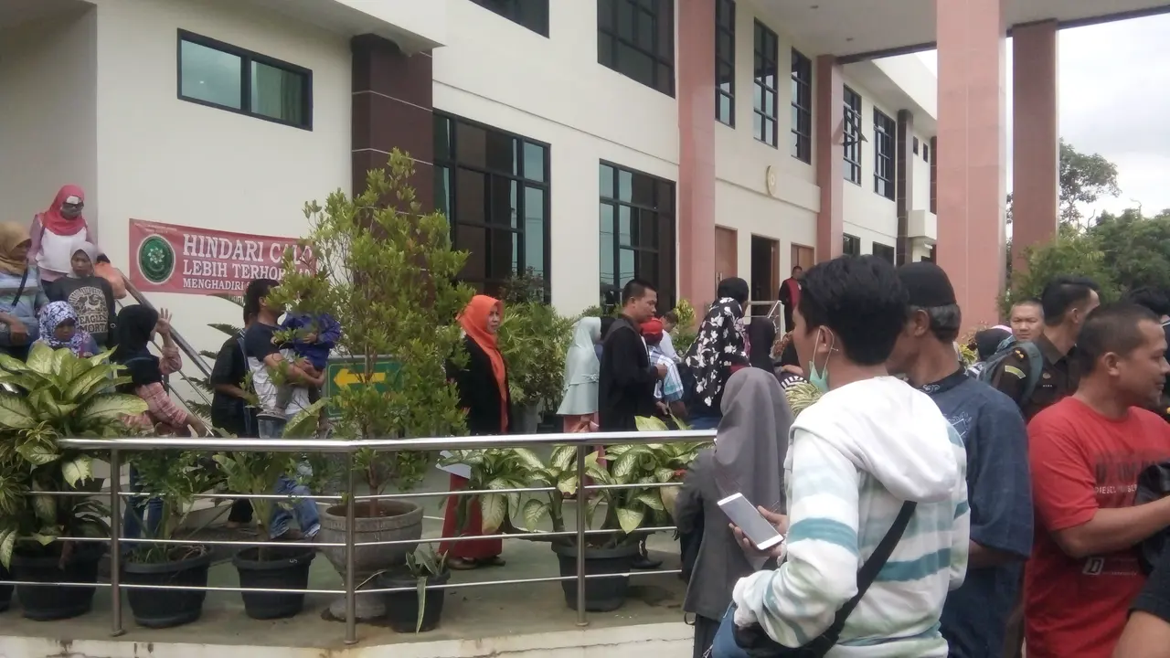 Bahkan, ada pula hakim dan tahanan yang tengah menjalankan sidang pun berhamburan ke halaman depan PN Serang.