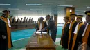  Para hakim yang dilantik menandatangani surat pelantikan mereka, Jakarta, Selasa (21/10/2014) (Faizal Fanani)