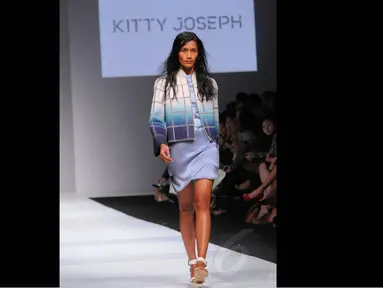 Koleksi rancangan desainer Inggris, Kitty Joseph, tampil di hari ke-3 Jakarta Fashion Week 2015, Senin (3/11/2014). (Liputan6.com/Faisal R Syam) 