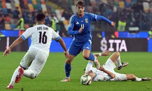 Pemain depan Italia Daniel Maldini (tengah) berebut bola dengan gelandang Israel Mohammad Abu Fani (kiri) selama pertandingan sepak bola UEFA Nations League, Ligue A Grup A2 antara Italia dan Israel di stadion Friuli di Udine, pada 14 Oktober 2024.Tiziana FABI / AFP