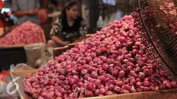 Harga bawang merah mengalami kenaikan hingga 40 persen. kenaikan harga hingga Rp 45 ribu per kg yang sebelumnya seharga Rp30 ribu per kg di Pasar Kramatjati, Jakarta, Selasa (8/3). (Liputan6.com/Angga Yuniar)