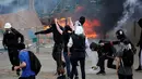 Demonstran menghadapi polisi anti huru hara dalam bentrokan di pusat kota Paris, Prancis, Kamis (28/4). Demonstrasi tersebut adalah unjuk rasa hari keempat yang dilakukan untuk menolak rancangan reformasi undang-undang buruh (REUTERS/Stephane Mahe)  