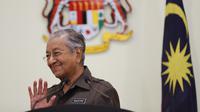 Perdana Menteri Malaysia Mahathir Mohamad melambaikan tangan ke media setelah konferensi pers di Putrajaya, Malaysia, 15 April 2019. Tak ada penjelasan resmi terkait alasan di balik keputusan ini, apalagi selama ini rezim Mahathir tidak mengalami kontroversi. (AP Photo/Vincent Thian)