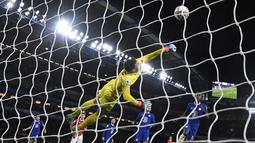Bola sempat ditepis oleh kiper Chelsea, Kepa Arrizabalaga dan membentur tiang. Pria asal Spanyol itu kemudian berusaha kembali menangkap bola. (AFP/Glyn Kirk)