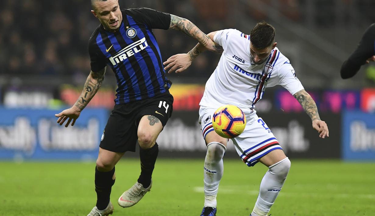 Duel yang dilakukan Radja Nainggolan dan Nicola Murru pada laga lanjutan Liga Italia Serie A yang berlangsung di stadion Giuseppe Meazza, Milan, Senin (18/2). Inter Milan menang 2-1 atas Sampdoria. (AFP/Miguel Medina)