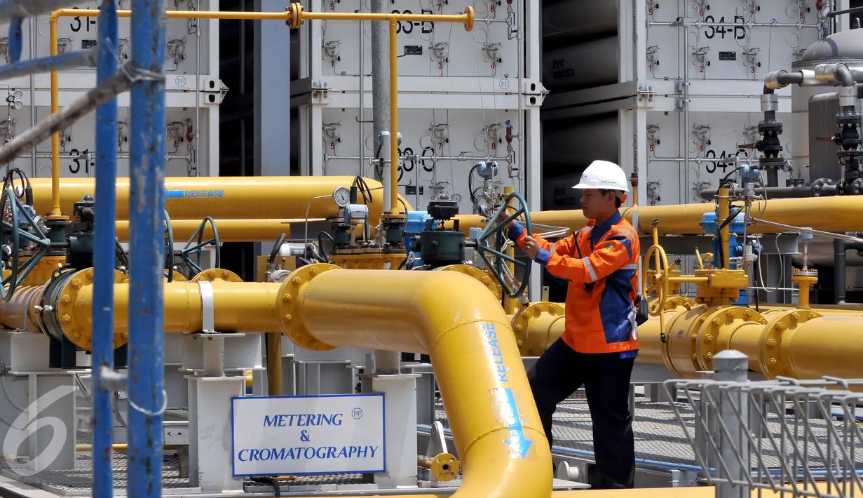 Teknisi mengawasi pengoperasian instalasi produksi tekanan gas di Compressed Natural Gas (CNG), Bekasi, Selasa (8/9/2015). CNG Plantt berkontribusi 5-10 % terhadap total daya listrik 2045 MW menjadi 20-30 % pada tahun 2016. (Liputan6.com/Johan Tallo)