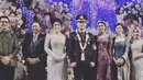 Tak lupa ia berfoto bersama kedua mempelai pengantin di atas pelaminan yang ditemani yang ayah tercinta. (@ralineshah)