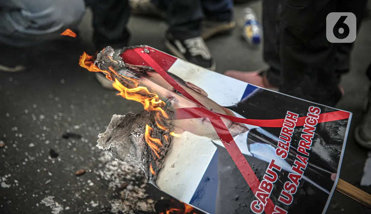Massa dari berbagai elemen ormas Islam menginjak dan membakar poster Presiden Prancis Emmanuel Marcon di kawasan Sarinah, Jakarta, Senin (2/11/2020). Demonstrasi ini untuk mengecam Emanuel Macron atas pernyataannya yang dinilai telah menghina Islam dan Nabi Muhammad SAW. (Liputan6.com/Faizal Fanani)