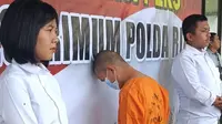 Tersangka pencabulan anak di bawah umur yang ditahan oleh Polda Riau. (Liputan6.com/M Syukur)