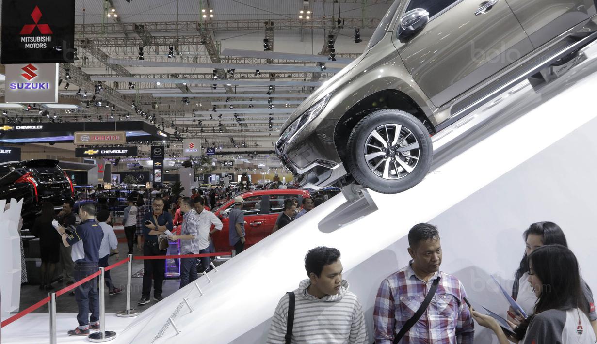 SPG menawarkan produk kepada pengunjung di pameran otomotif GIIAS 2017 di ICE BSD, Tangerang, (19/8/2017).  Pameran otomotif terbesar se-Asia Tenggara tersebut menampilkan 30 merek mobil dan produk otomotif lainnya. (Bola.com/M iqbal Ichsan)