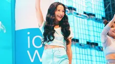 Penampilan khusus Putri Marino dengan rambut panjang itu ditunjukkan saat menghadiri sebuah acara salah satu brand minuman. Gaya ibu satu anak itu pun sukses mencuri perhatian warganet. Pasalnya, Putri biasa tampil dengan gaya rambut bondolnya yang khas. (Liputan6.com/IG/@putrimarino)