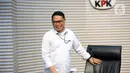 Tim penyidik juga mengamankan sejumlah catatan atau dokumen yang berkaitan dengan dugaan "patok harga" untuk posisi strategis di tingkat pemerintahan desa. Tampak dalam foto, Plt Deputi Penindakan dan Eksekusi Komisi Pemberantasan Korupsi (KPK), Asep Guntur Rahayu sesaat sebelum membacakan rilis penetapan tersangka sekaligus penahanan Bupati Pati Sudewo di Gedung Merah Putih Komisi Pemberantasan Korupsi (KPK), Jakarta, Selasa (20/1/2026). (Liputan6.com/Helmi Fithriansyah)