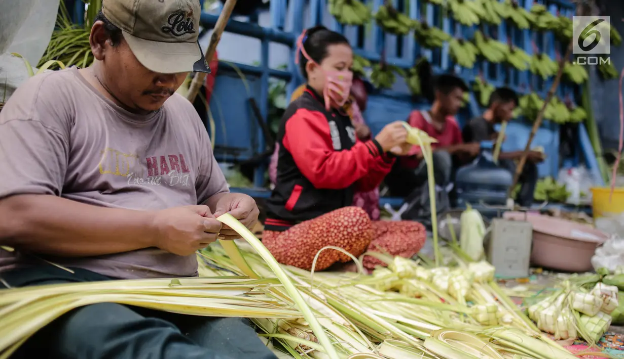 Pedagang sedang menganyam kulit ketupat di Pasar Palmerah, Jakarta, Rabu (2/6). Jelang lebaran penjualan kulit ketupat mulai ramai, omsetnya melonjak hingga 10 kali lipat. (Liputan6.com/Faizal Fanai)