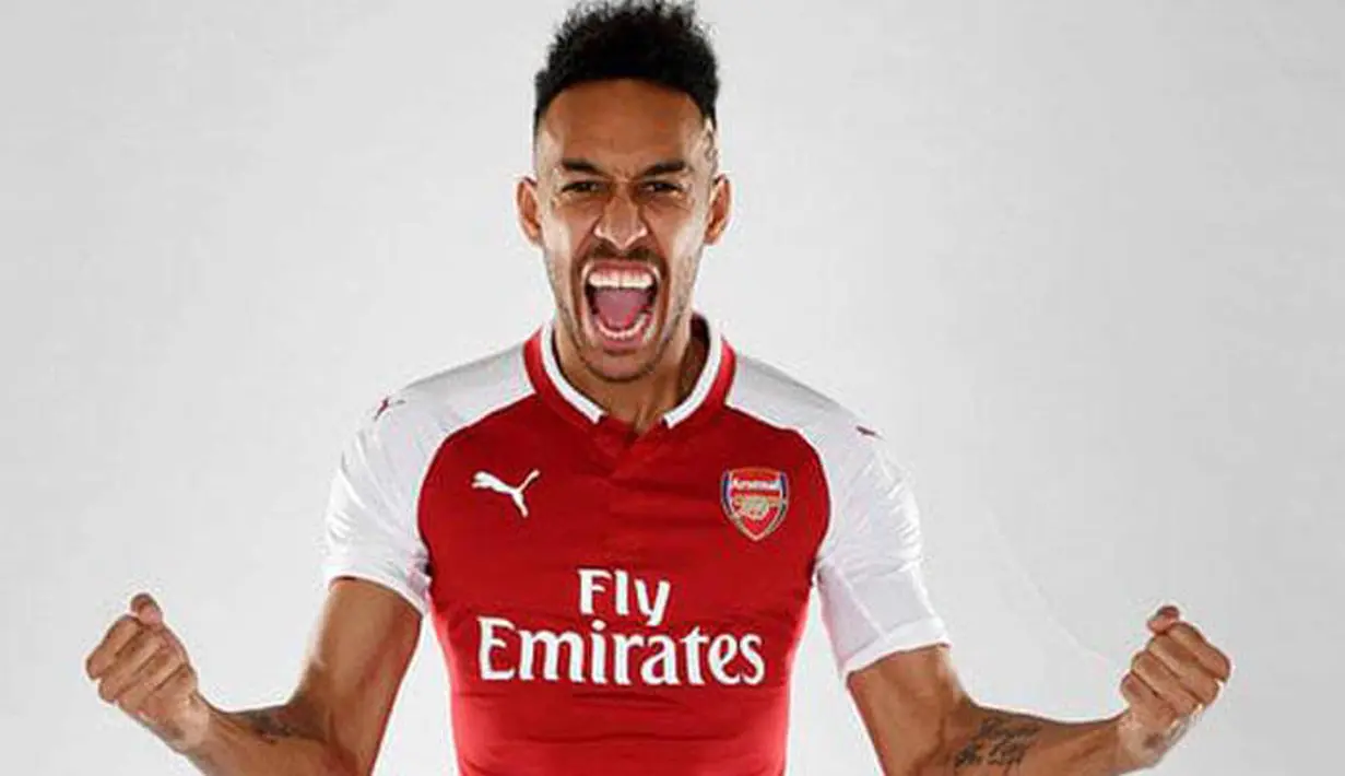 Penyerang baru Arsenal, Pierre-Emerick Aubameyang berpose dengan seragam klub barunya yang diunggah di Twitter milik Arsenal. Aubameyang dibeli dari Borussia Dortmund mencapai 55 juta pound sterling. (Twitter.com/Arsenal)