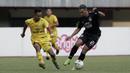Striker PSIS Semarang, Silvio Escobar, berebut bola dengan pemain Bhayangkara FC pada laga Shopee Liga 1 di Stadion Patriot Chandrabhaga, Bekasi, Selasa (20/8). Bhayangkara bermain imbang 0-0 dengan PSIS. (Bola.com/Yoppy Renato)