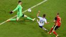 Pemain Italia, Emanuele Giaccherini, menaklukkan kiper Belgia, Thibaut Courtois, saat mencetak gol pertama pada laga Grup E Piala Eropa 2016 di Stade de Lyon, Lyon, Selasa (14/6/2016) dini hari WIB. (AFP/Jean-Philippe Ksiazek)