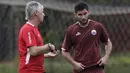 Pelatih Persija Jakarta, Ivan Kolev, berdiskusi dengan Jakhongir Abdumuminov saat latihan di Lapangan Sutasoma, Jakarta, Rabu (16/1). Ini merupakan latihan perdana yang dipimpin oleh Ivan Kolev. (Bola.com/Yoppy Renato)