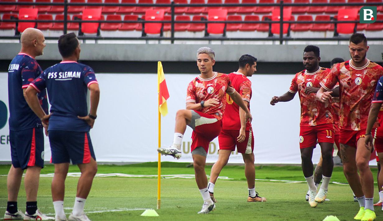 Pemain PSS Sleman, Kim Jeffry Kurniawan (tengah) terlihat antusias saat latihan resmi PSS Sleman di Stadion Kapten I Wayan Dipta, Bali, Jumat (30/6/2023). (Bola.com/Alit Binawan)