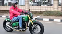 Presiden Joko Widodo (Jokowi) mengendarai motor menuju Pasar Anyar, Tangerang, Banten, Minggu (4/11/2018). Tampil dengan gayanya yang khas, Jokowi mengendarai sepeda motor custom untuk menuju ke pasar. (Liputan6.com/HO/Biro Pers Setpres)