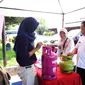 Sejumlah warga di Kabupaten Tegal, Jawa Tengah, terpaksa membeli elpiji 5,5 kg (bright gas) akibat kelangkaan elpiji 3 kg. (Liputan6.com/Fajar Eko Nugroho)