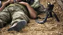 Seorang tentara Israel tidur sebelah senjatanya di luar Jalur Gaza.  (15/7/14) (REUTERS / Nir Elias)